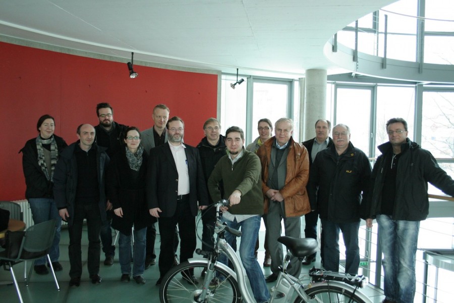 Die Teilnehmer des Arbeitstreffens vom WKP SONETT am 22.02.2013 bei FusionSystems in Chemnitzmit dem E-Bike mit Fuzzy-Soundsteuerung